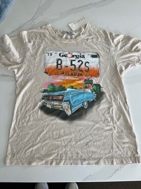 EVEREVE Vintage Style Georgia License Plate Graphic Tee - Cream with Blue Car.